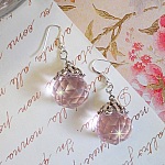 BO Rose Irisé avec des pendentifs ronds facettés en verre de bohème rose, coupelles argentées et crochets en Argent 925/1000